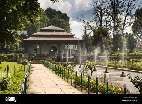 shalimar bagh built by.